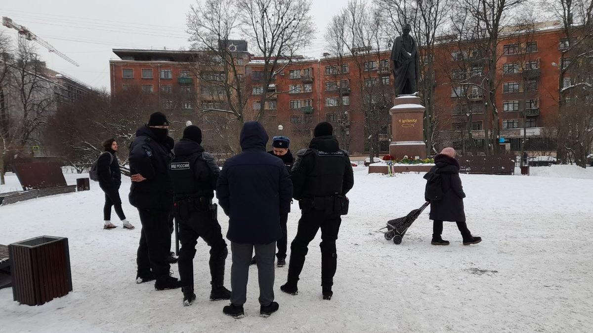 Цветы и автозаки: как прошла годовщина «спецоперации» в Петербурге