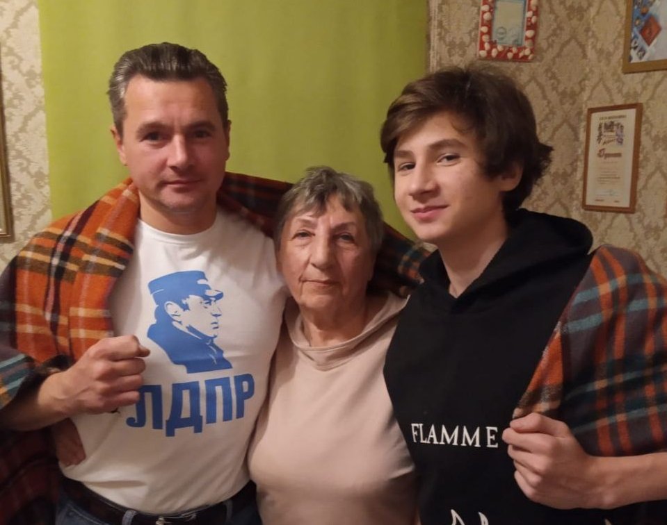 Егор с папой и бабушкой. Фото из семейного архива