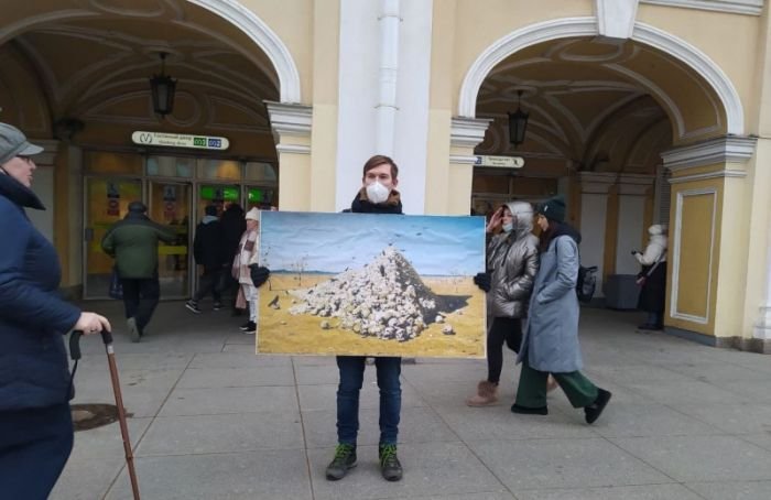 «Апофеоз войны»: на Невском проспекте прошел пикет с копией картины