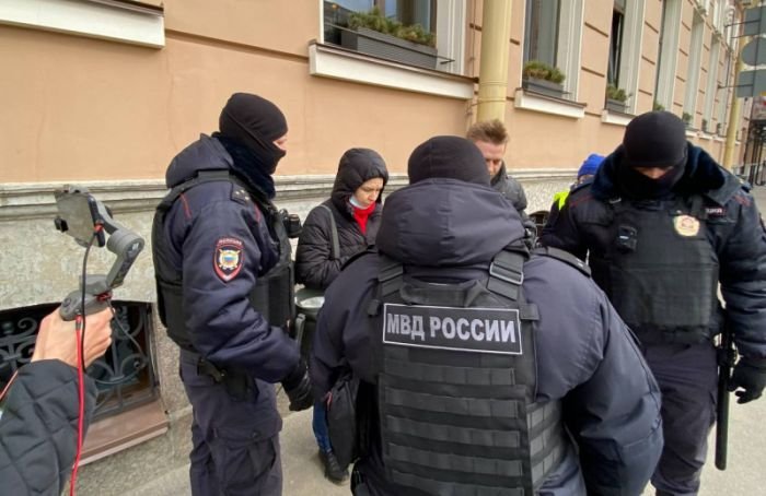 Суд закрыл дела двух петербуржцев, задержанных 2 апреля у Мариинского дворца