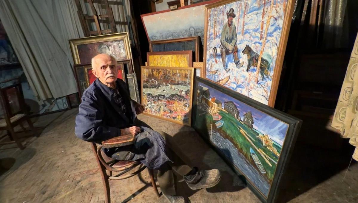 Всеволод Петров-Маслаков у своих картин. Фото: Валерия Шимаковская / MR7