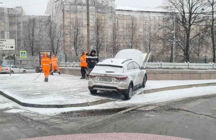 Центр Петербурга начали убирать от снега только к вечеру