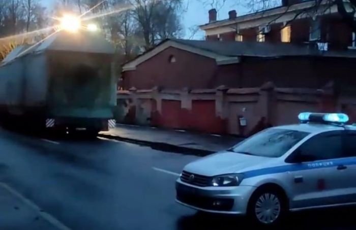 Два грузовика не влезли в тоннель и сломали оборудование на 24 млн рублей