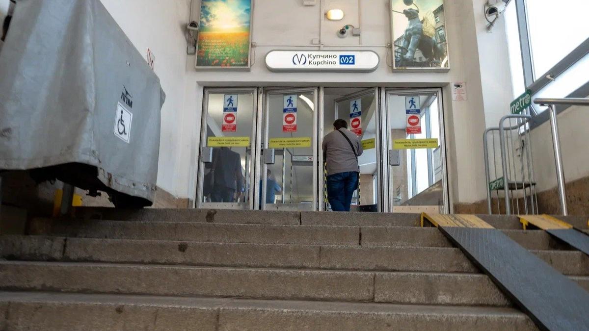 Между станциями метро «Купчино» и «Технологический институт» остановлено движение поездов