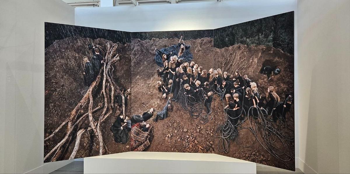 Триптих «Семена» арт-группы ПРОВМЫЗА на Cosmoscow 2025. Фото: Алексей Матюхин / MR7