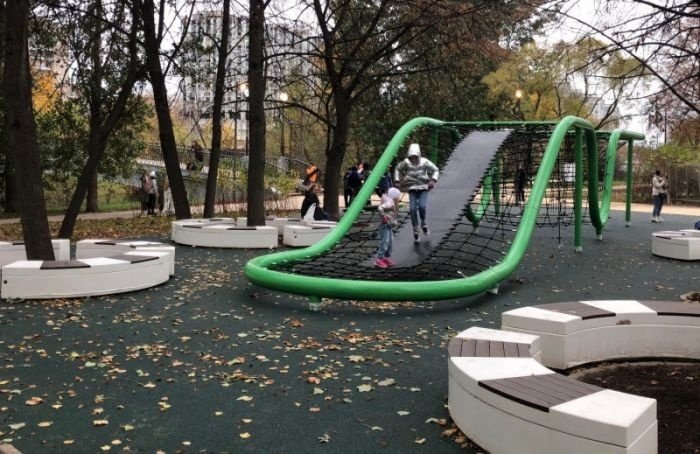 На набережной реки Смоленки появилось новое общественное пространство