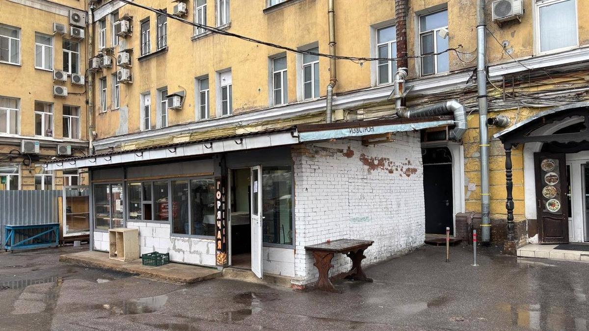 На Московском проспекте демонтируют незаконную пекарню у исторического здания