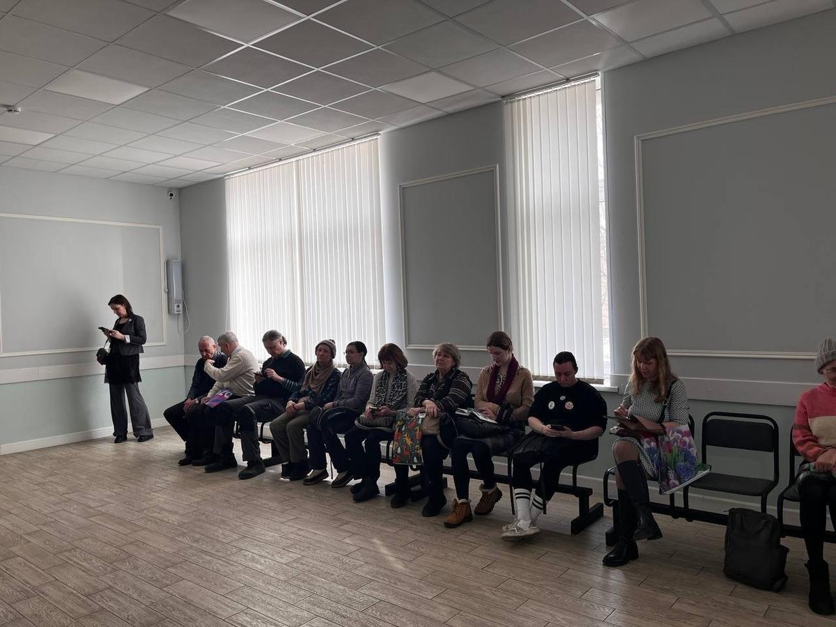 Истцы и слушатели перед заседанием в коридоре суда. Фото: Любовь Смирнова / МР7