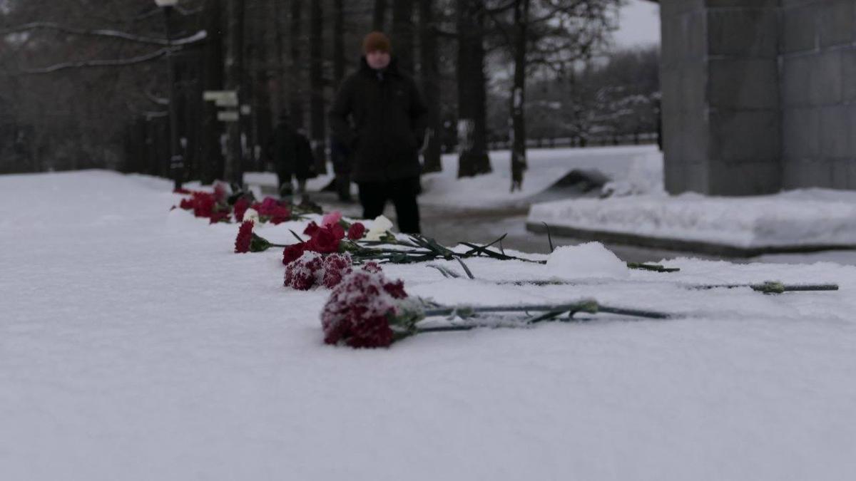 На Пискарёвском кладбище почтили память жертв блокады Ленинграда