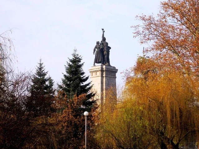 800px-Soviet_army_monument_in_Sofia