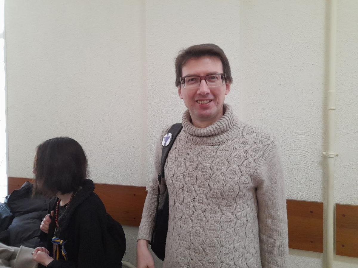 Активист Дмитрий Негодин в коридоре Кировского райсуда. Фото: Анна Мотовилова / MR7