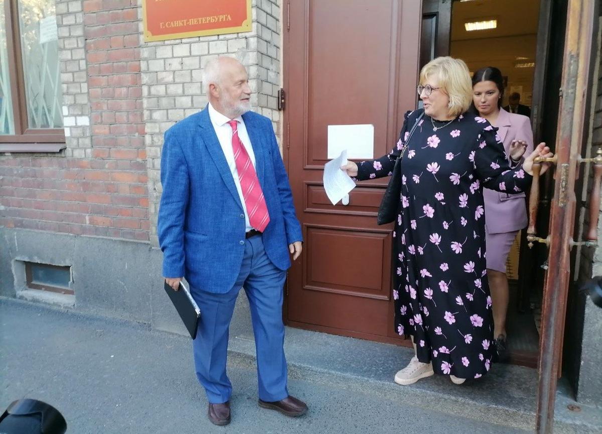 На выходе из суда. Михаил Амосов и его адвокат Натэла Пономарёва. Фото: MR7
