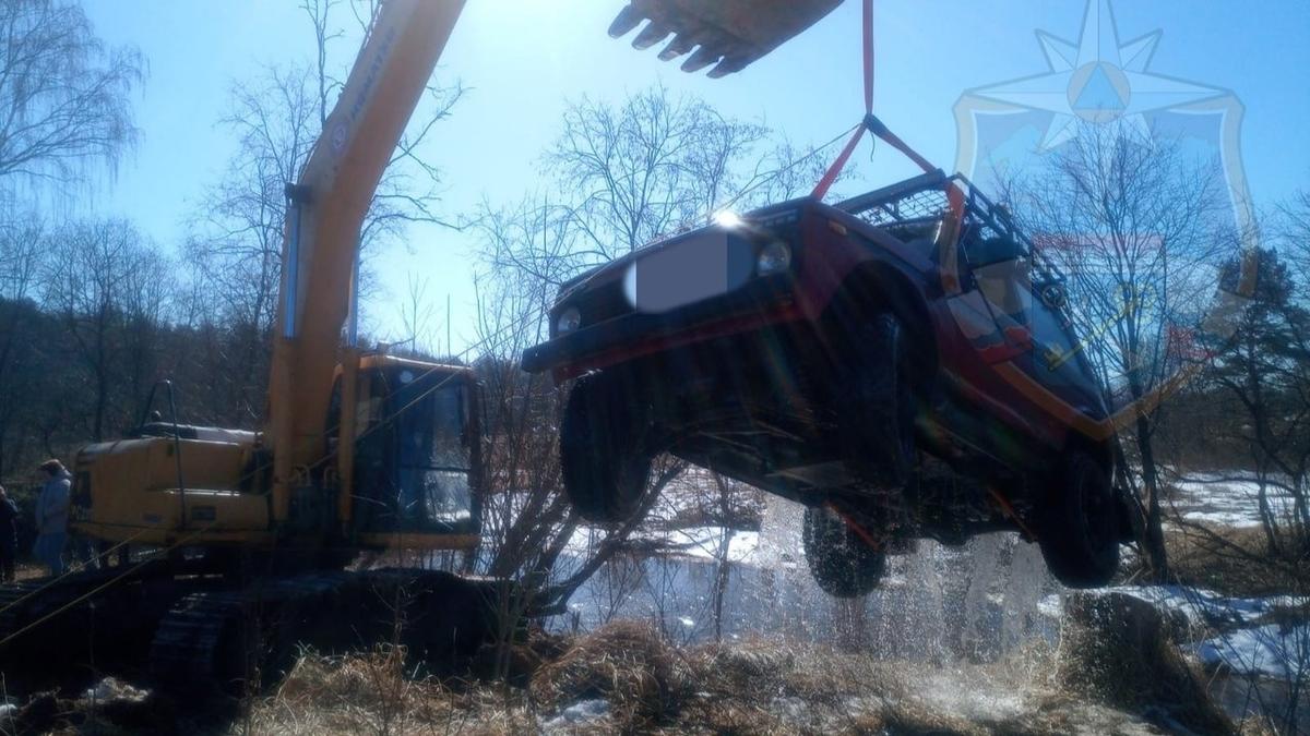 Автомобиль с двумя трупами вытащили из реки Назия под Шлиссельбургом —  Новости Санкт-Петербурга › МР7.ру