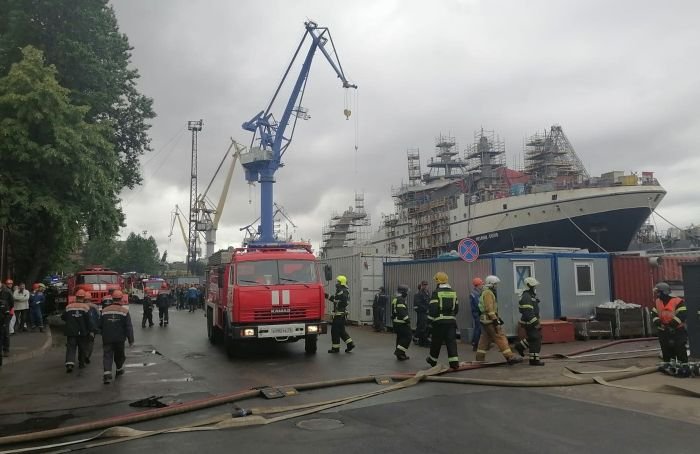 На заводе «Адмиралтейские верфи» загорелся строящийся рыболовный траулер