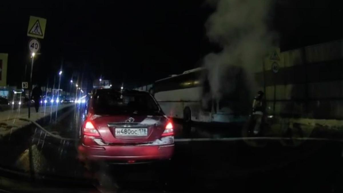 На Лахтинском проспекте загорелся автобус