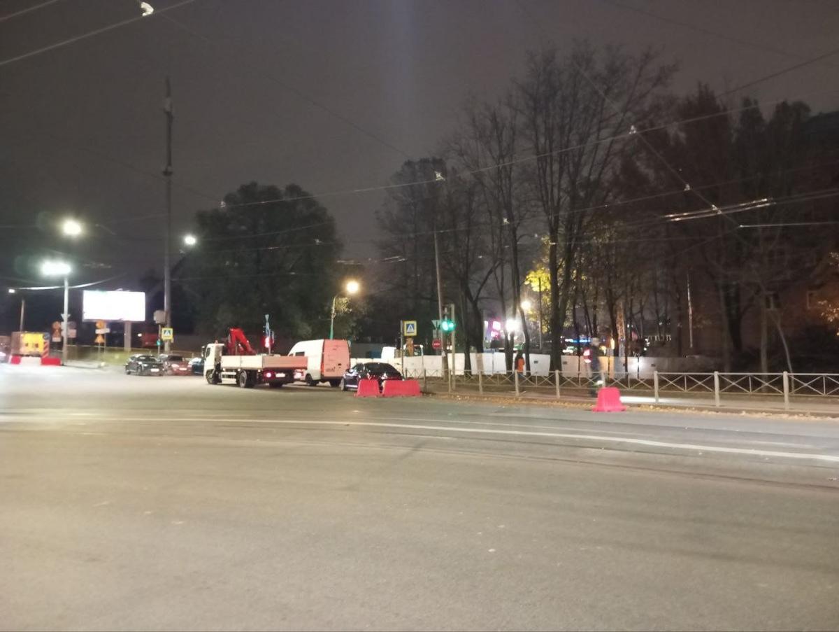 Перекресток 1-го Муринского проспекта и улицы Харченко вечером 23 октября. Фото: MR7