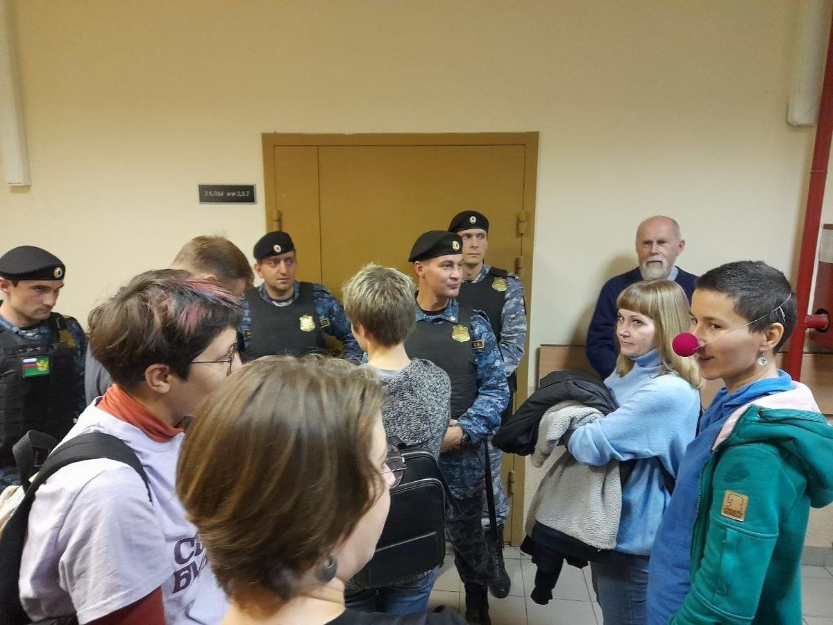 Ануш Панина (справа) вместе со слушателями у закрытой двери в коридор. Архивное фото: Анна Мотовилова / MR7