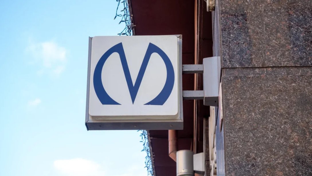 Пенсионерка скончалась после падения с эскалатора на станции метро «Проспект Просвещения»