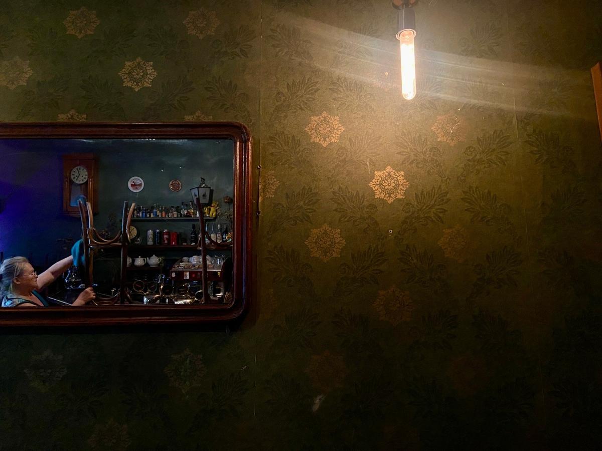 Ольга в баре «Warszawa». Фото: Валерия Шимаковская / MR7