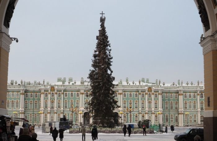 На Дворцовой площади в Петербурге установили новогоднюю ель
