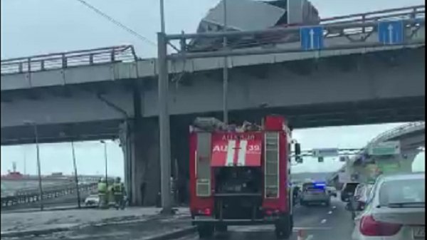 Грузовик снес ограждения и свесился с Пулковского шоссе