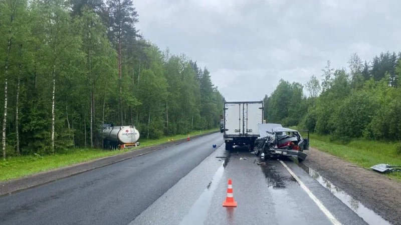 Водитель легковушки погиб в ДТП с бензовозом и «Газелью» в Ленобласти