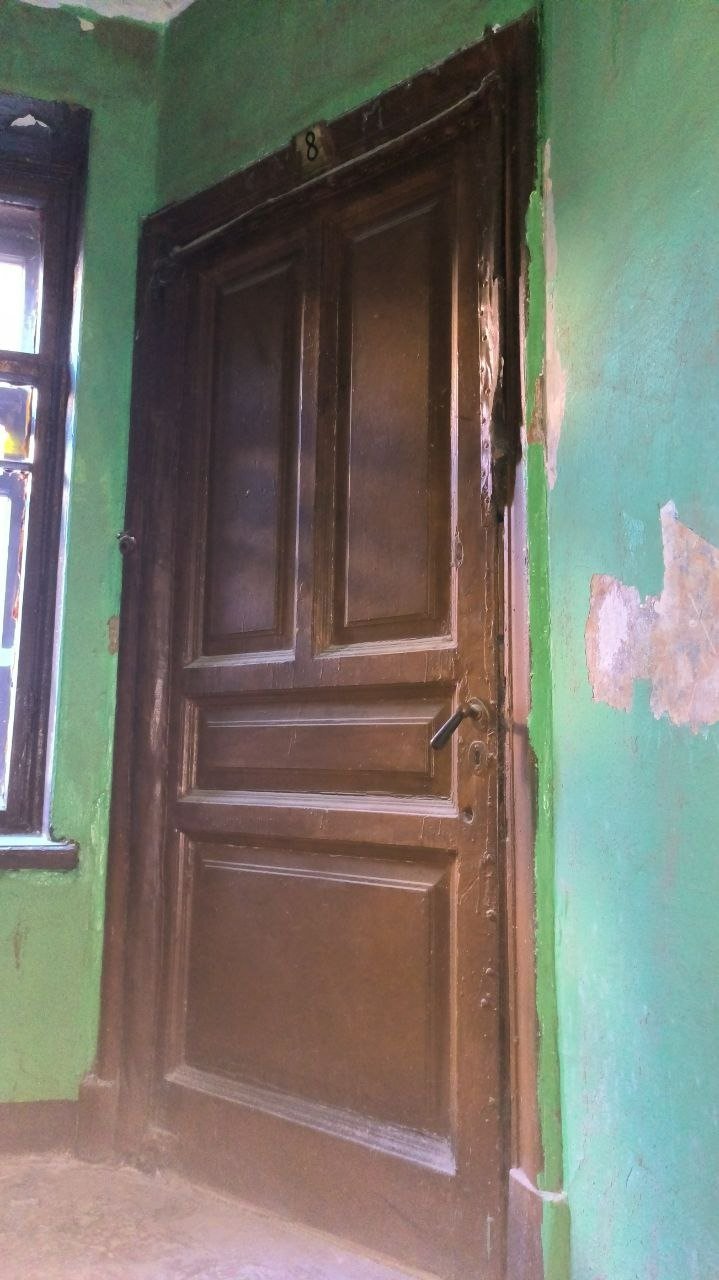 Остатки росписей у исторической двери. Фото: жители дома