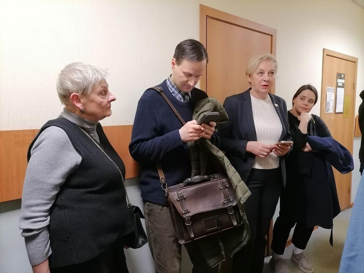 На заседание по делу Александра Шишлова пришли его соратники по партии, в том числе депутат ЗакСа Ольша Штанникова (вторая справа). Фото: МР7