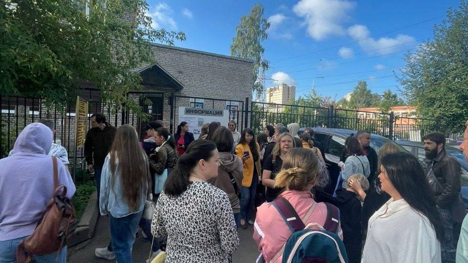 В Приморском районе родители с ночи стоят в очереди, чтобы их детей зачислили в школу. Прокуратура начала проверку