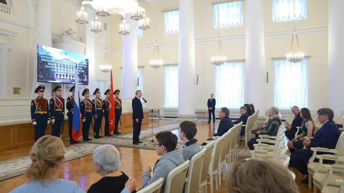 Беглов вручил награды семьям погибших при восстановлении новых регионов строителей