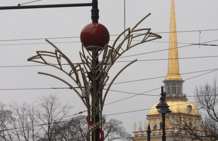 На улицах Петербурга начали появляться новогодние украшения