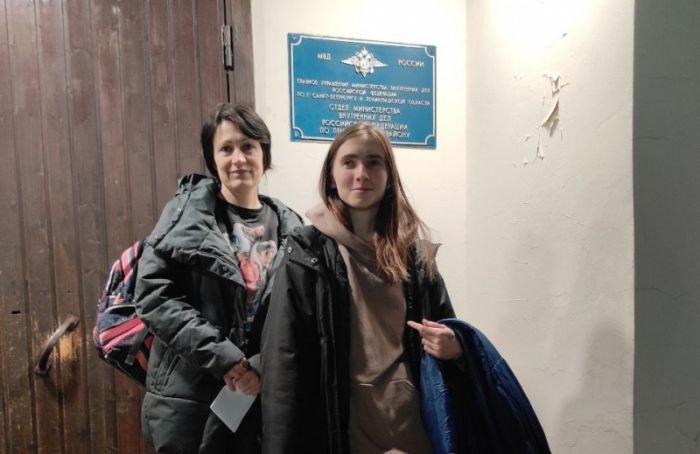 «Санитарки-повторницы»: история о двух петербурженках, арестованных после пацифистской акции