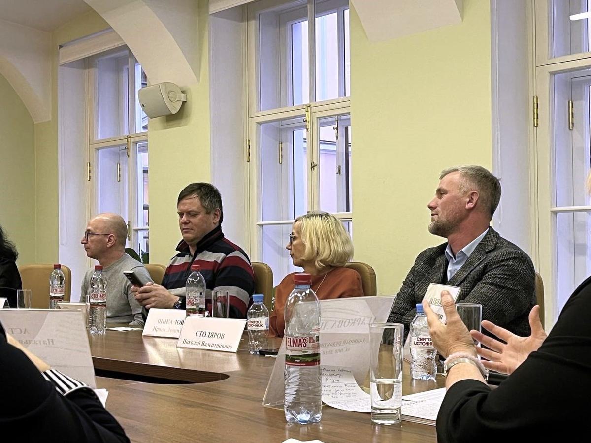 Справа налево: Юрий Попов, представитель крупнейшего частного земельного банка Виктор Топоухин, Ирина Шикалович, Николай Столяров. Фото: Любовь Смирнова / MR7