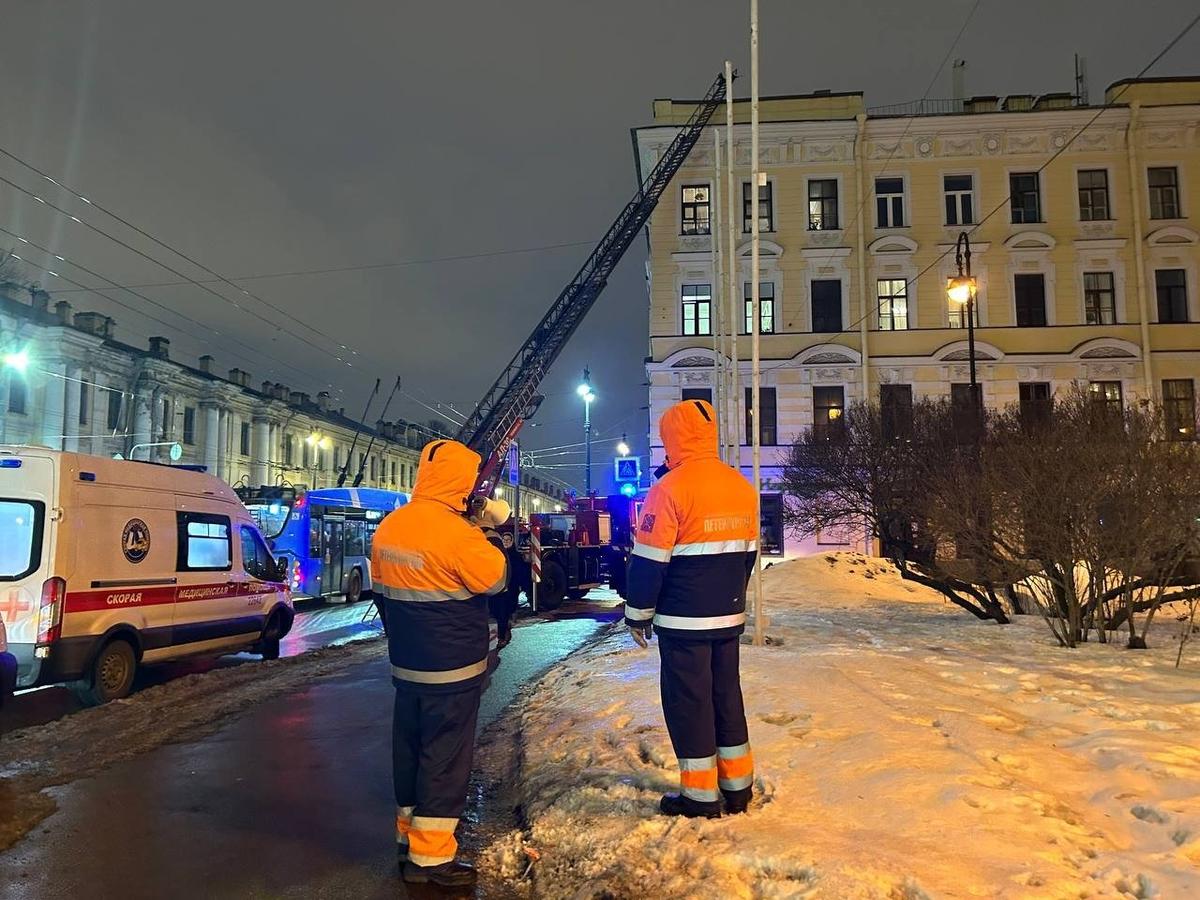 На Васильевском острове эвакуируют людей из горящего дома — Новости  Санкт-Петербурга › МР7.ру