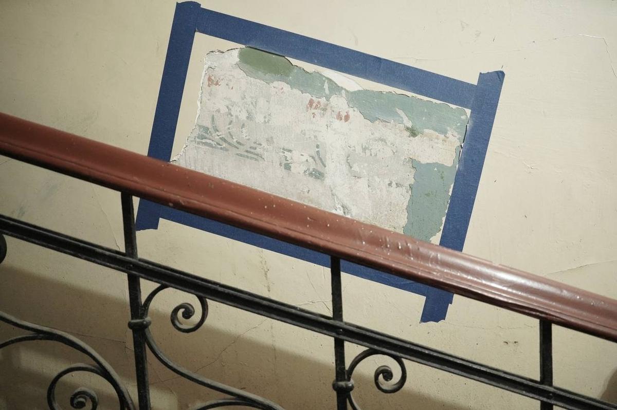 Рисунки скрывались под слоями краски и штукатурки. Фото: Павел Борисенко / MR7