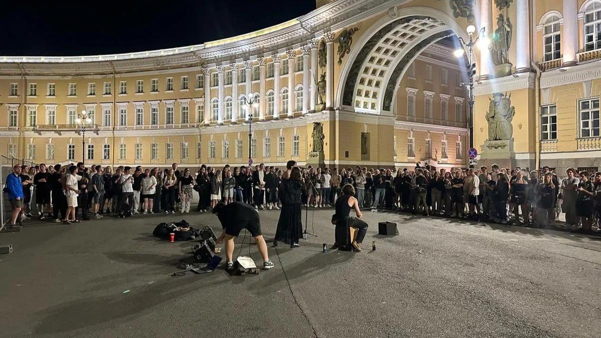 Markul устроил неожиданный концерт на Дворцовой площади: рэпер спел вместе с уличными музыкантами