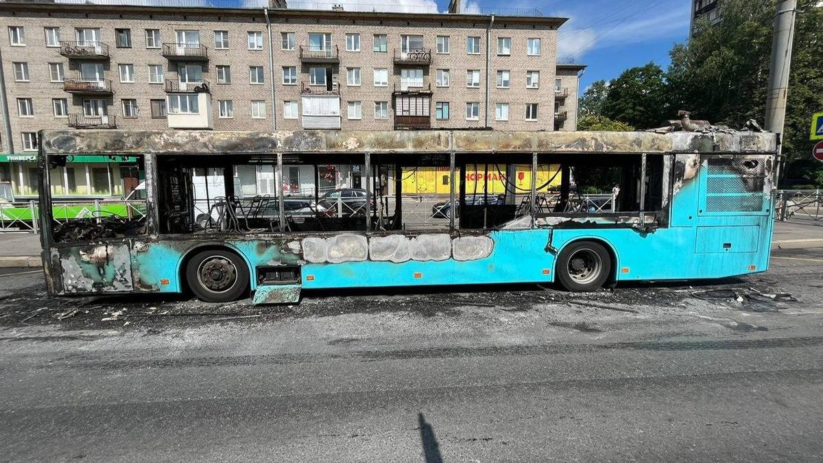 Лазурный автобус полностью сгорел на Ланском шоссе — Новости  Санкт-Петербурга › МР7.ру