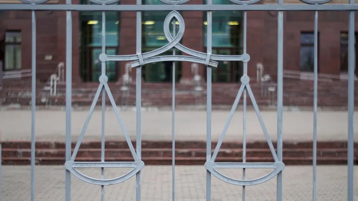 Суд приговорил к обязательным работам петербуржца, столкнувшего соседа с лестницы