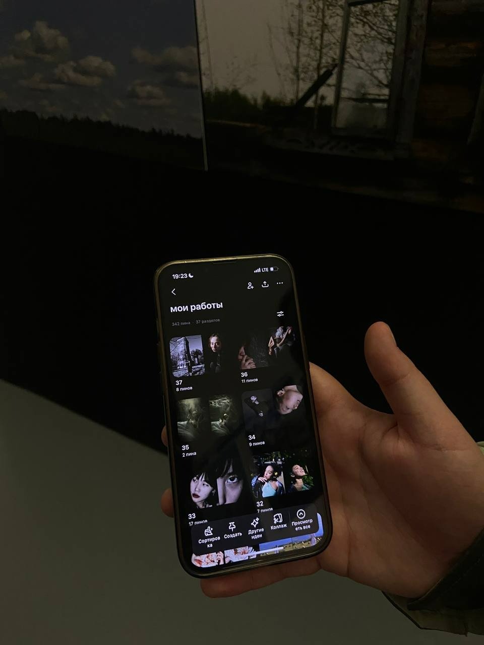 Настя показывает галерею своих работ. Фото: Валерия Шимаковская / MR7