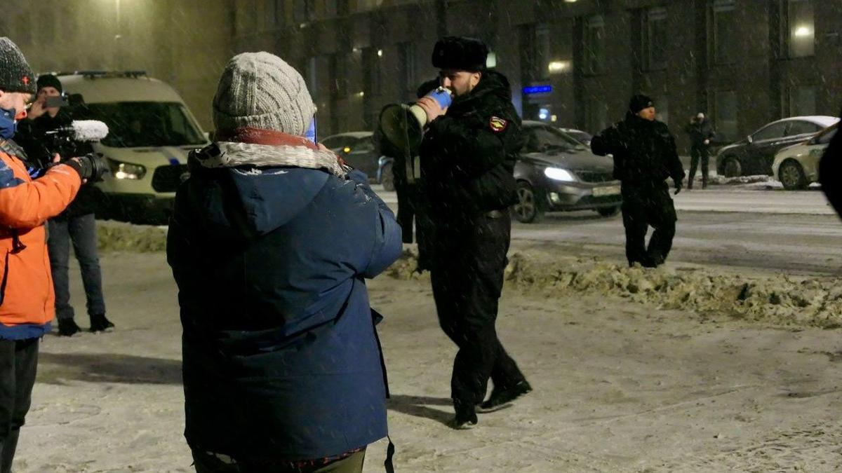 В Петербурге арестовали 42 человека, задержанных во время акций памяти Навального*