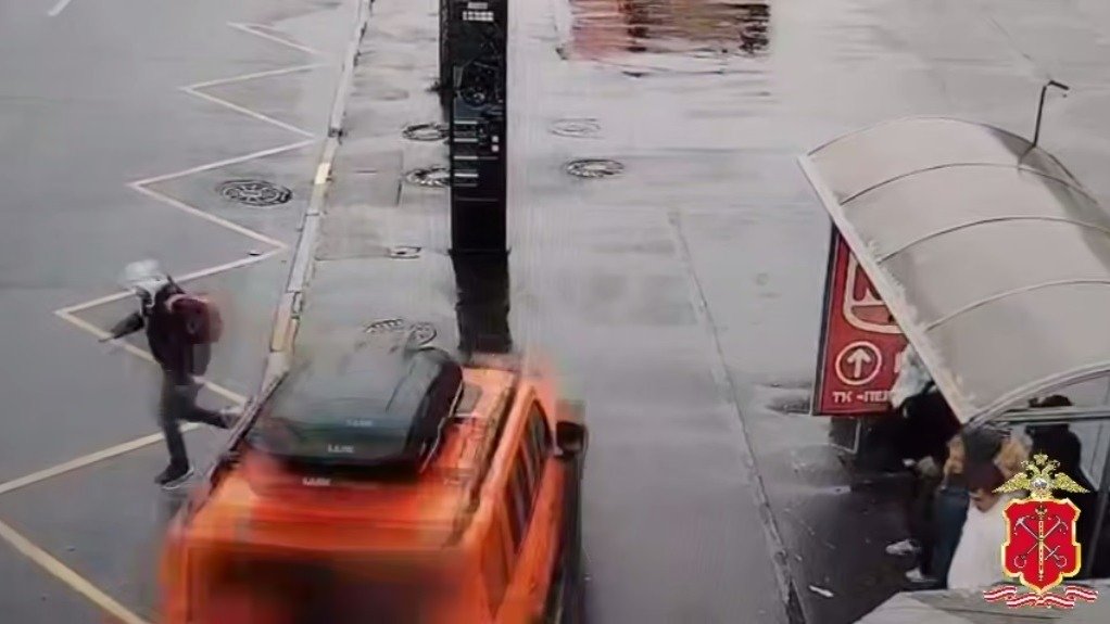 В Приморском районе джип вылетел на тротуар и наехал на двоих человек