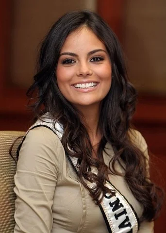 426px-Ximena_Navarrete_-_Miss_Universe_2010.jpg