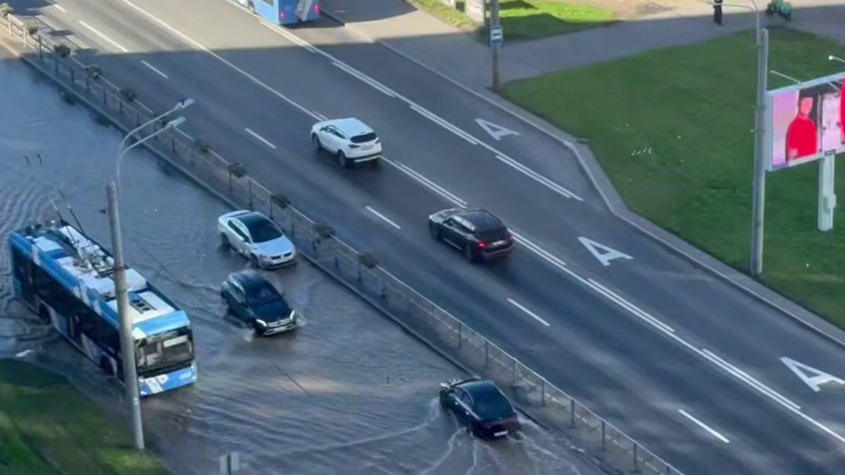 «Река» разлилась по Ленинскому проспекту днём 25 сентября — на месте образовалась пробка