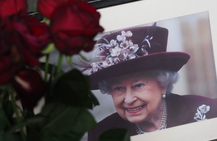 Как петербуржцы почтили память королевы Великобритании Елизаветы II
