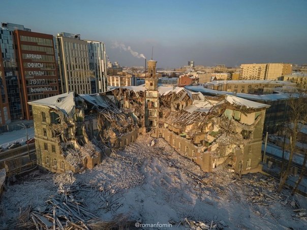 Частично разрушенное здание на Хрустальной, 1. Фото: Живой город.