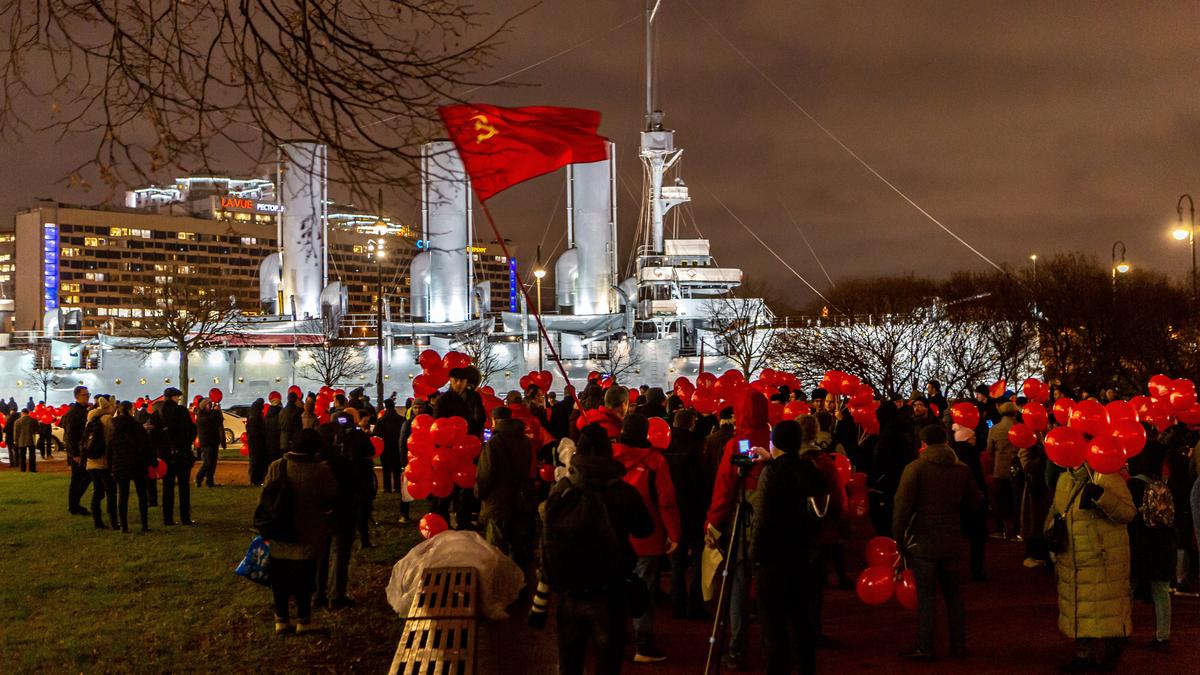 Петербургские коммунисты возложили цветы у крейсера «Аврора» в день Октябрьской революции