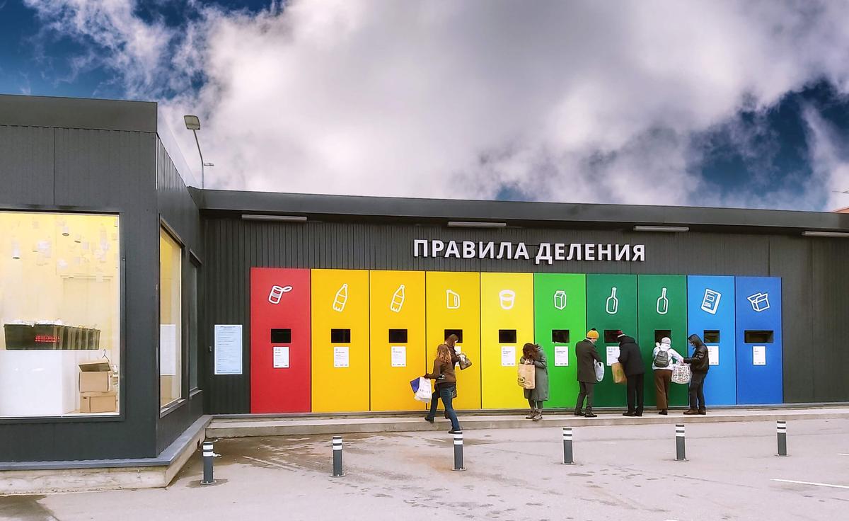 В контейнеры для раздельного сбора мусора в Петербурге можно сдать бумагу, картон, упаковки типа «Тетра Пак», ПЭТ-бутылки, твердый и мягкий пластик, стекло, металл и другие отходы. Фото: Valery Yurasov / iStock