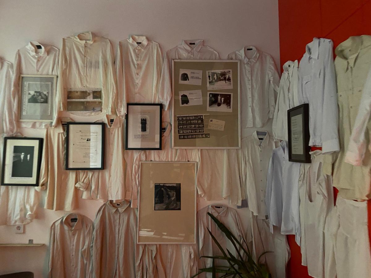 Первый зал выставки «Огонь — куратор и художник». Фото: Валерия Шимаковская / MR7