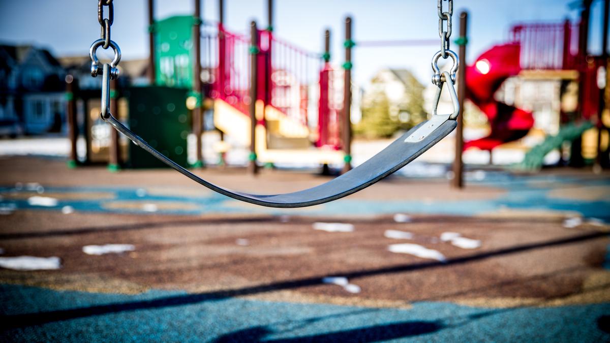 Семье упавшей на детской площадке девочки выплатят 350 тысяч рублей