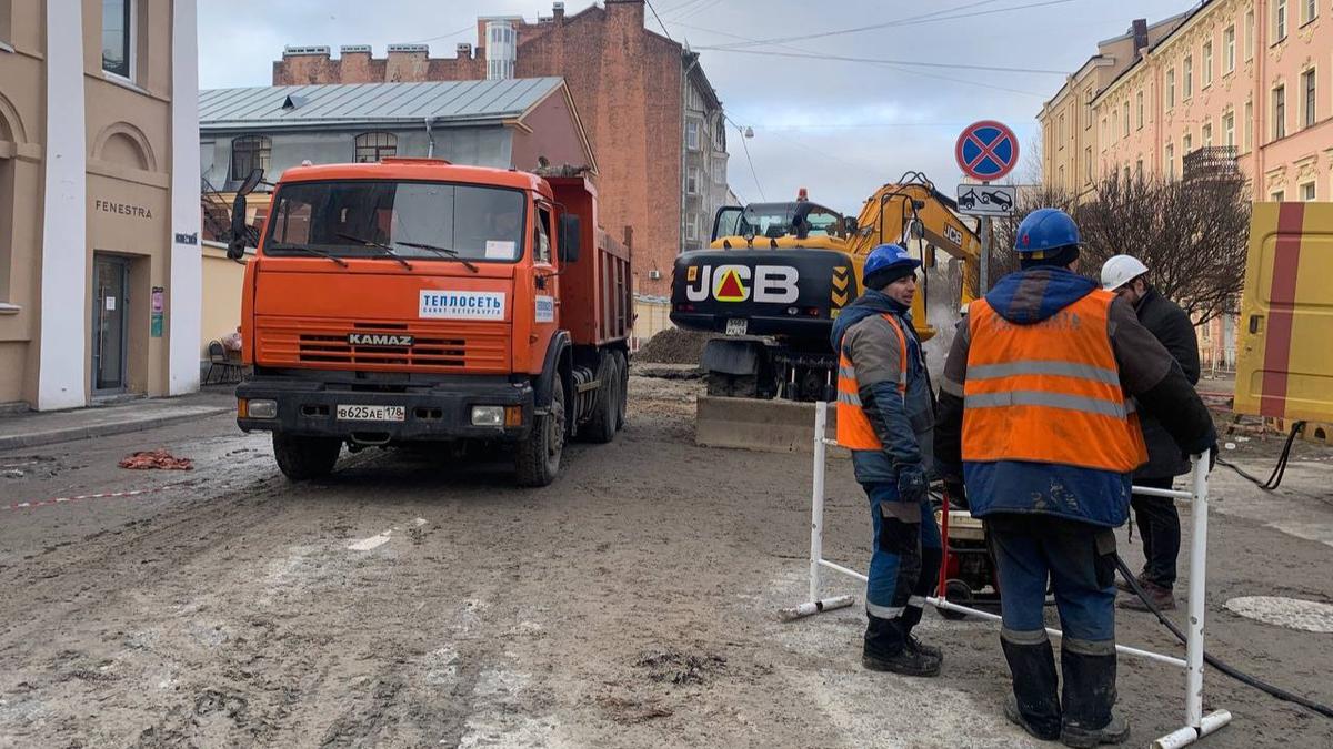 Ремонтные работы на Дровяной улице завершили после прорыва трубы